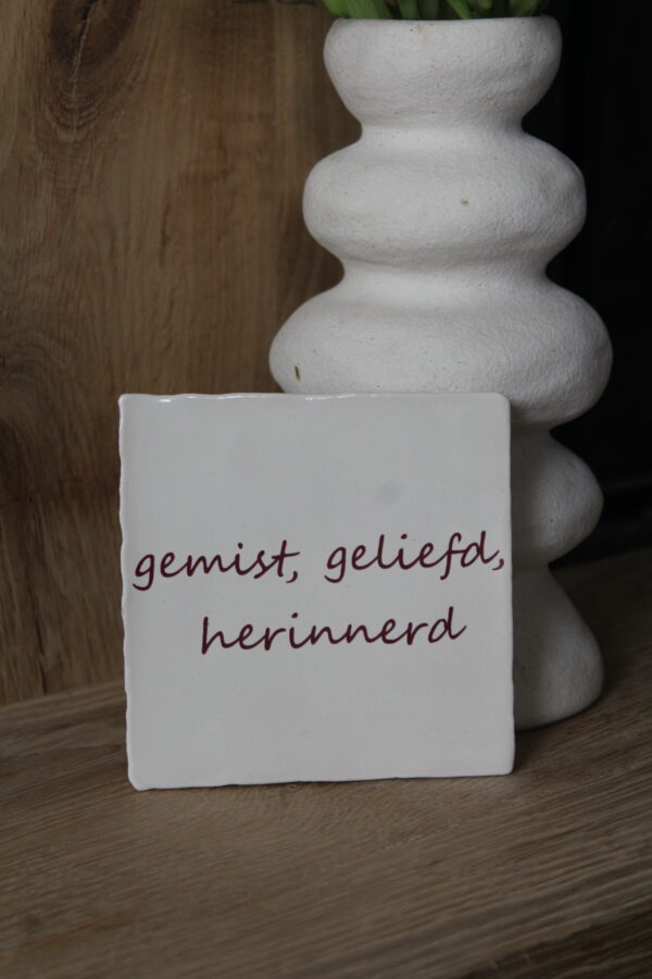 Wit keramiek ~ "Gemist, Geliefd, Herinnerd"